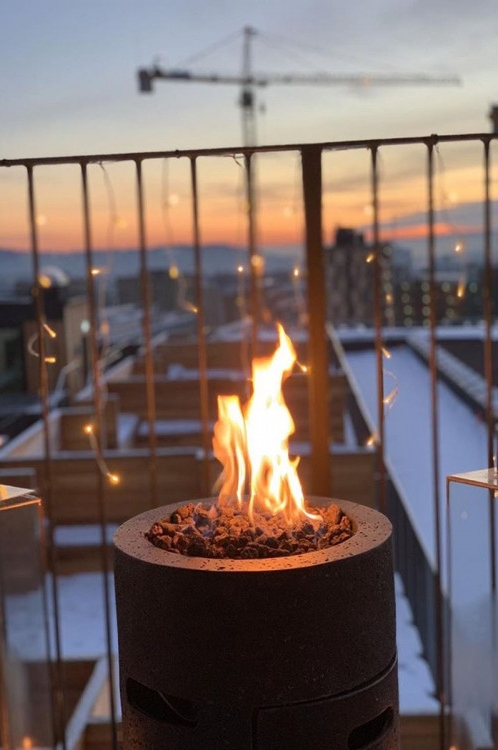 chimenea de gas en la terraza negra