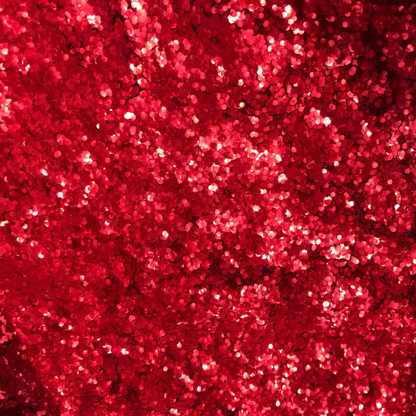 adornos de purpurina roja en el pelo del cuerpo brillante